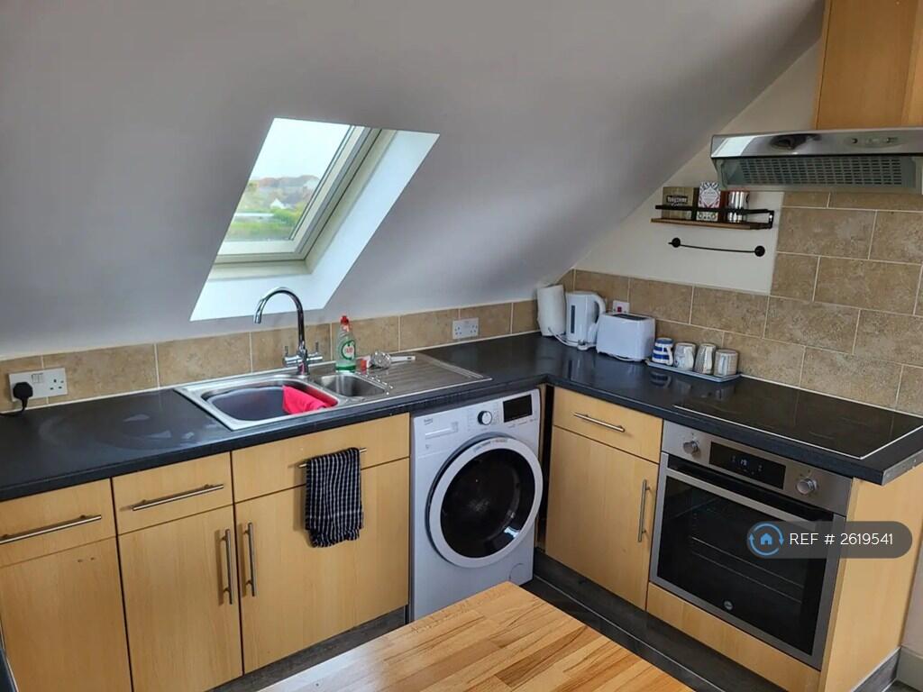 Washer/Dryer. Induction Hob. Oven.Fridge.Microwave