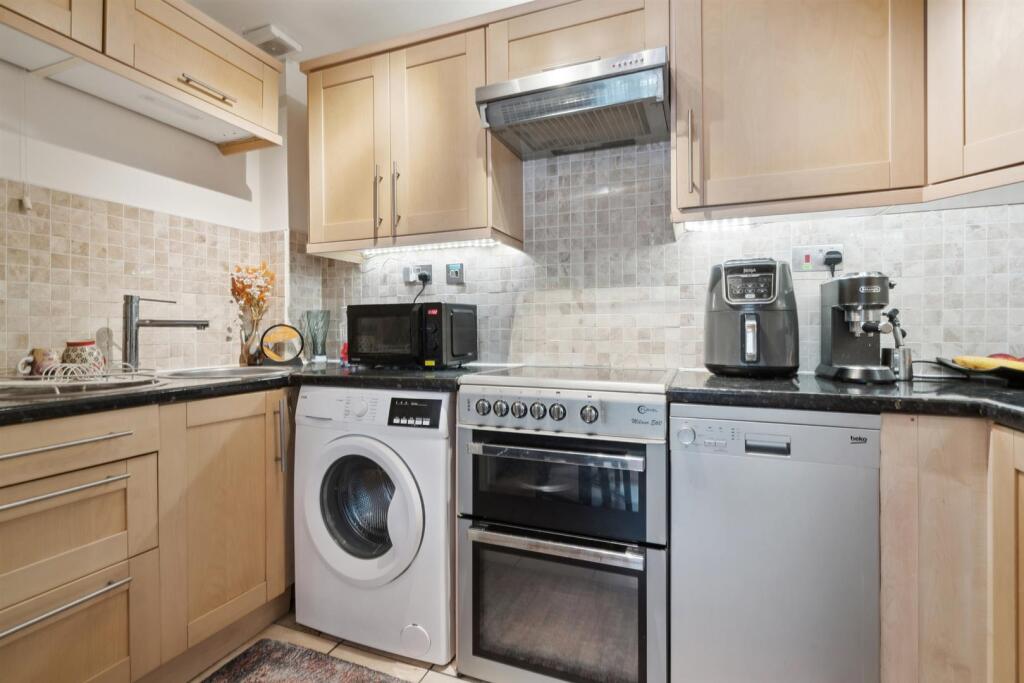 194 Heathfield Drive CR4 kitchen 2.jpg