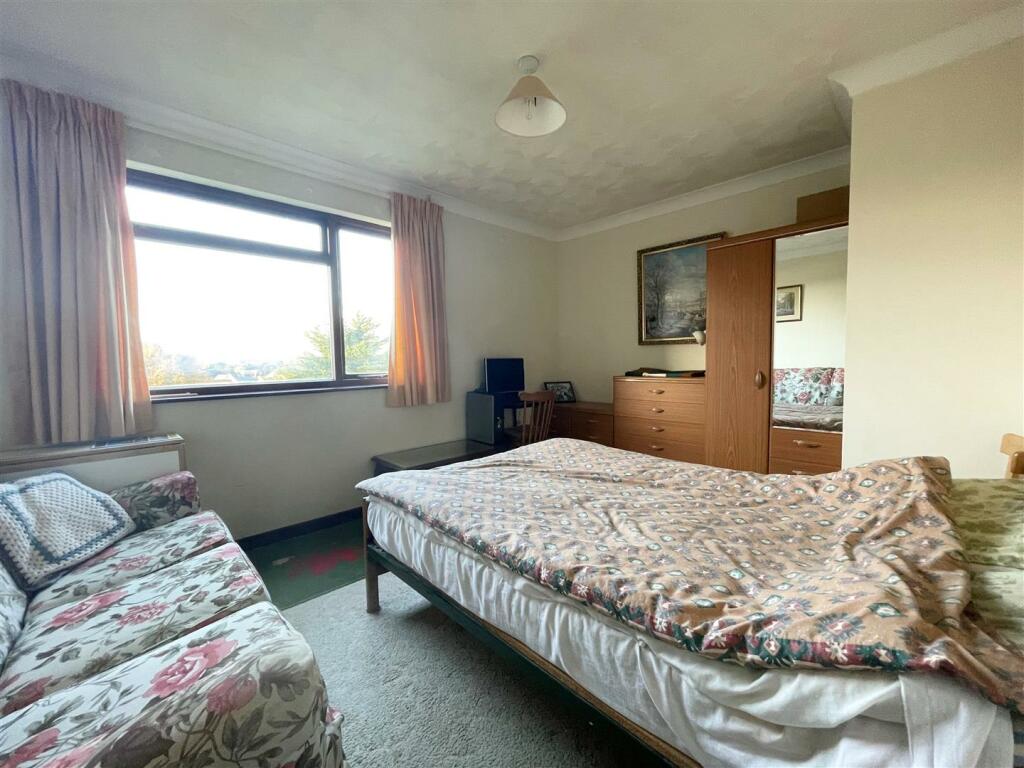 Bedroom 1.jpg