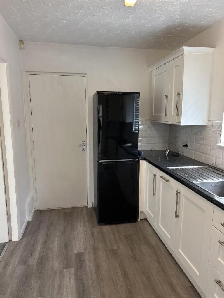 kestrel way kitchen 2.jpeg