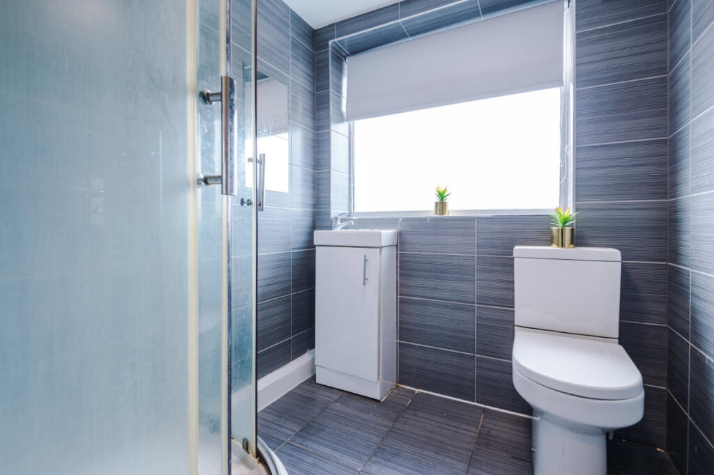 10 Holcombe, Bathroom 1