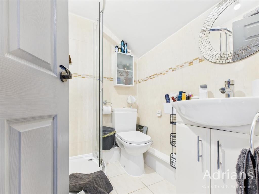 EN-SUITE SHOWER ROOM