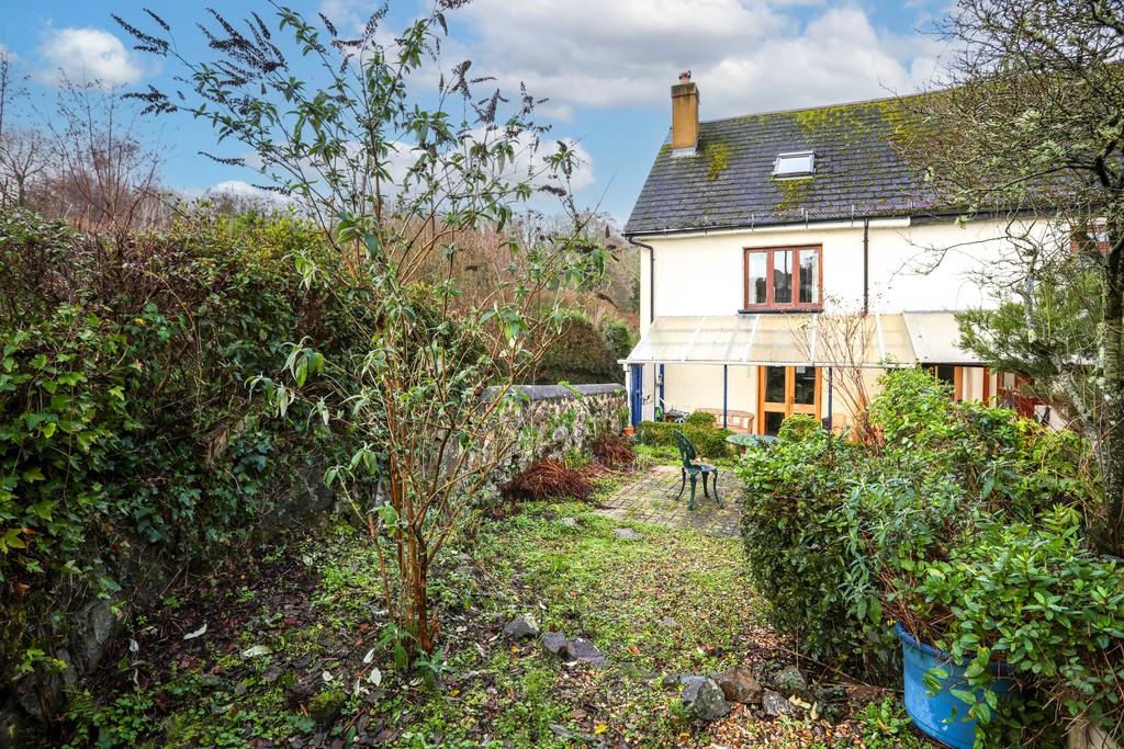 Garden to front