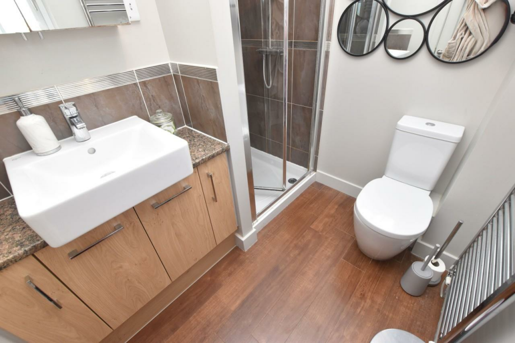 EN SUITE SHOWER ROOM