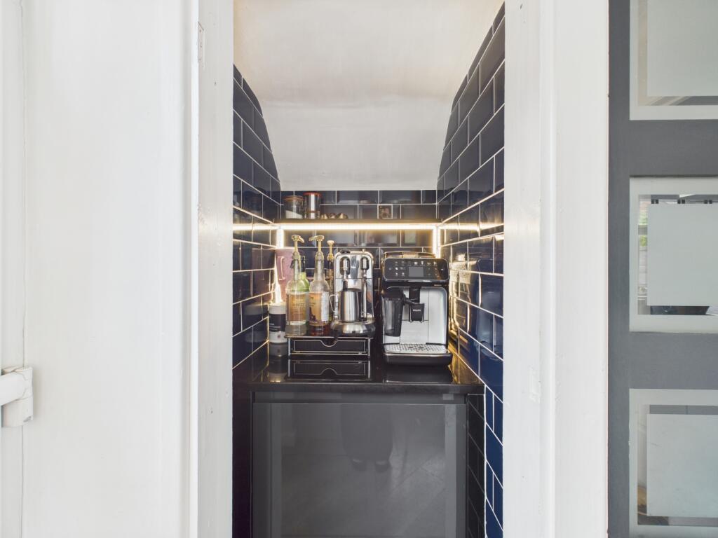 CAM03729G0-PR0173-STILL017