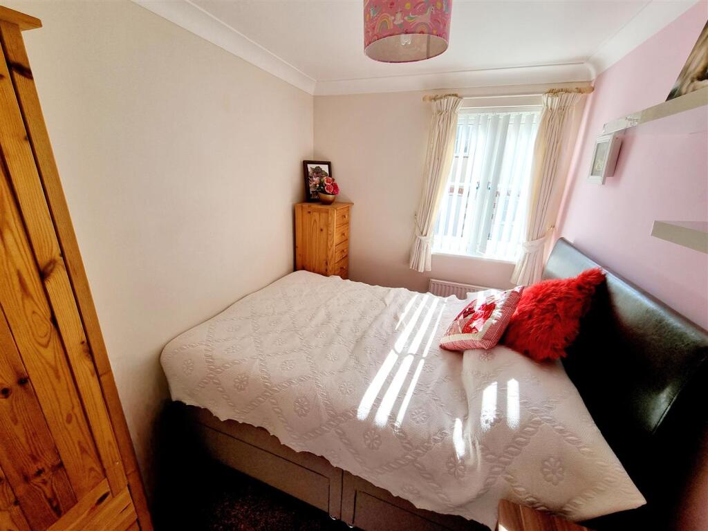 Bed 2.jpg