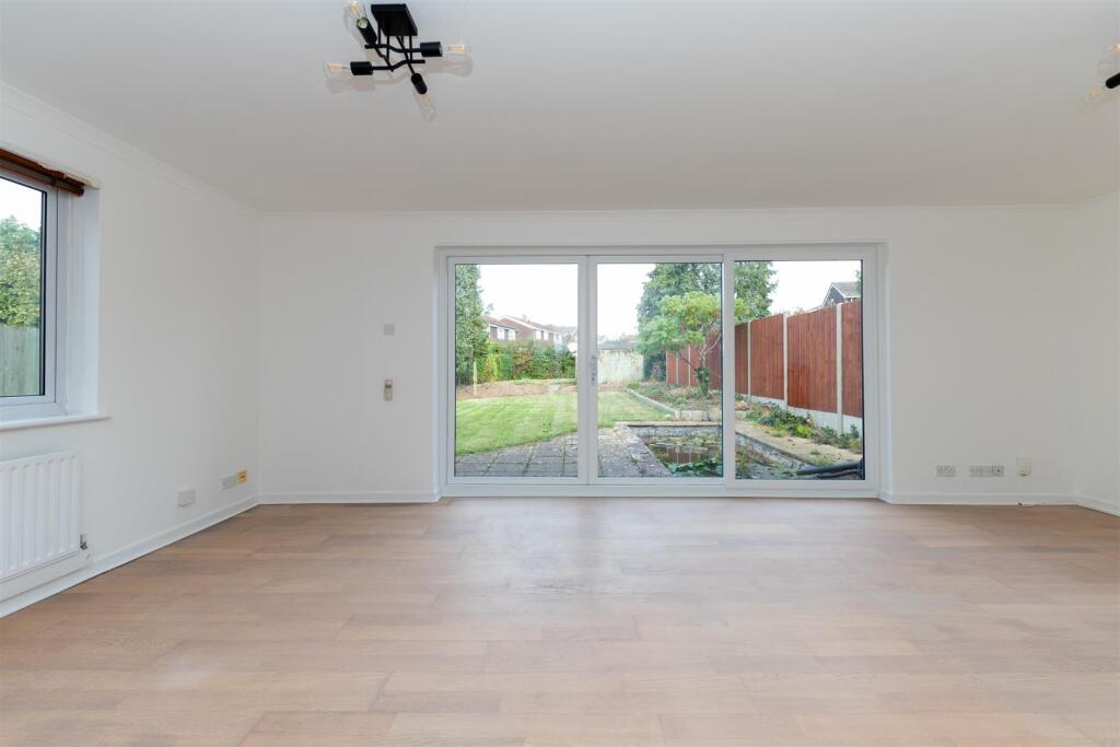 92 Howard Drive (9 of 18).jpg