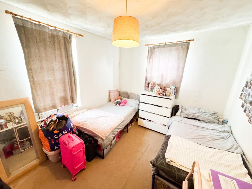 Sheringham Av E15