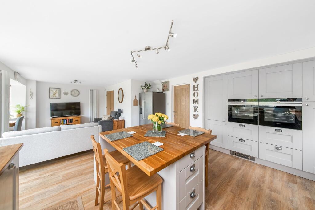 OPEN-PLAN DINING KITCHEN - KITCHEN AREA