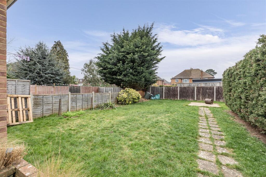 12 Gaveston Close, Byfleet, KT14 7HE - 24.jpg