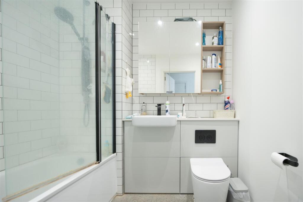 Bathroom    .jpg