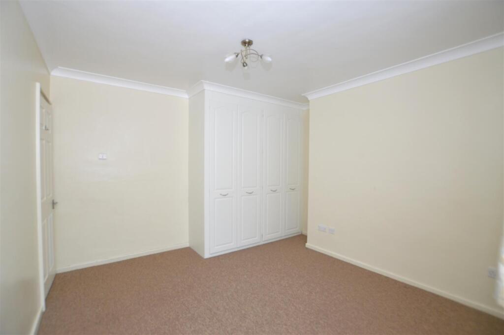 19 Oaklands Bed 1.JPG