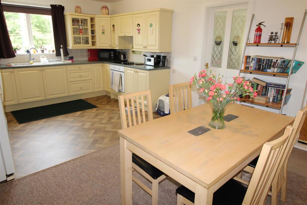 KITCHEN/DINING AREA
