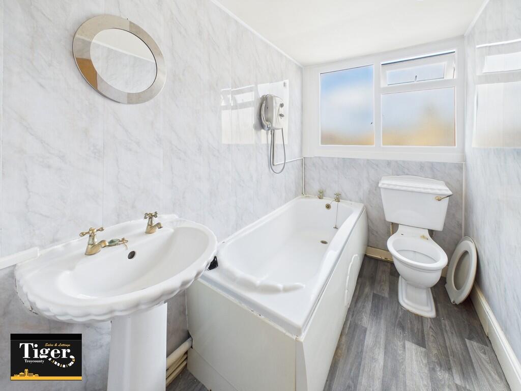 CAM02176G0-PR0560...