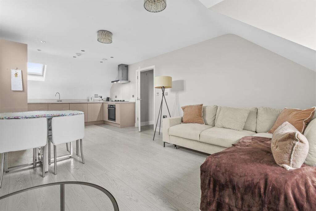 14 Queens Court, Amersham Road, HP15 7HN-5.jpg
