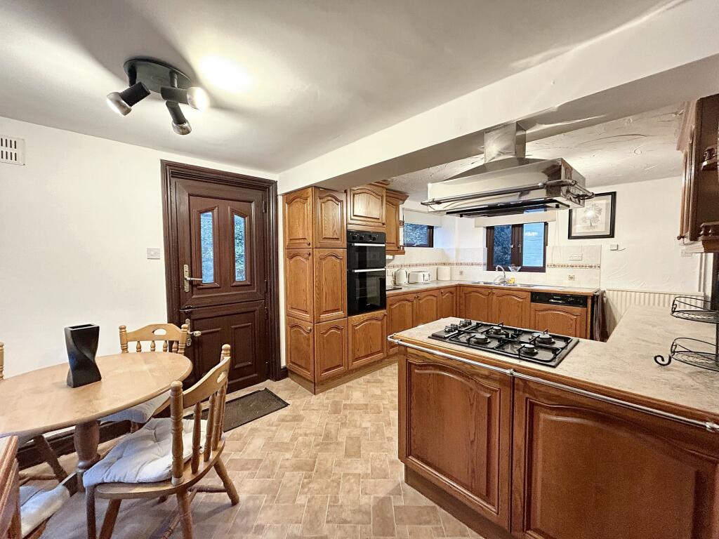 KITCHEN/BREAKFAST ROOM