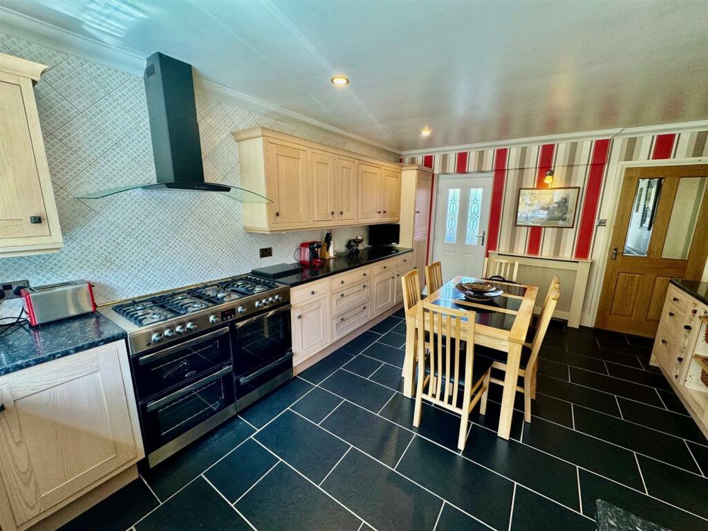 Kitchen 1.jpg