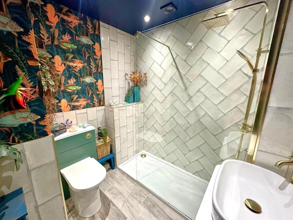 Bathroom (First Floor)