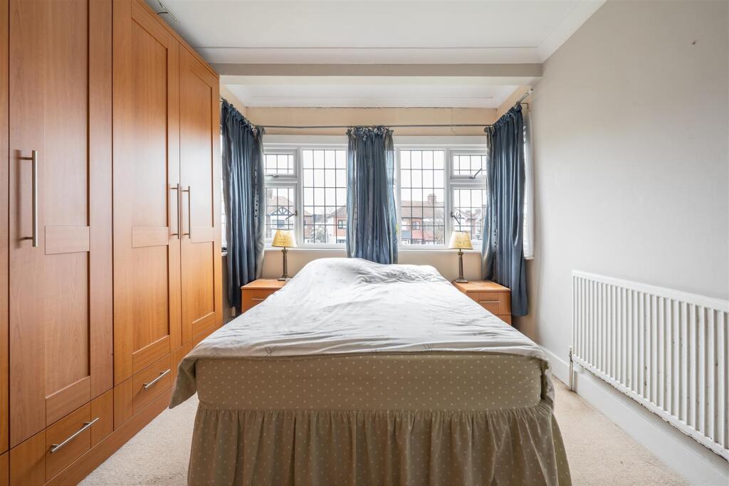 Brackley Square, IG8