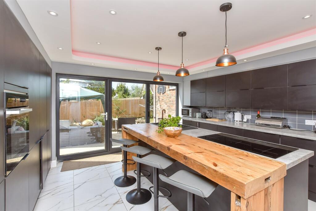 Kitchen/ Breakfast Room