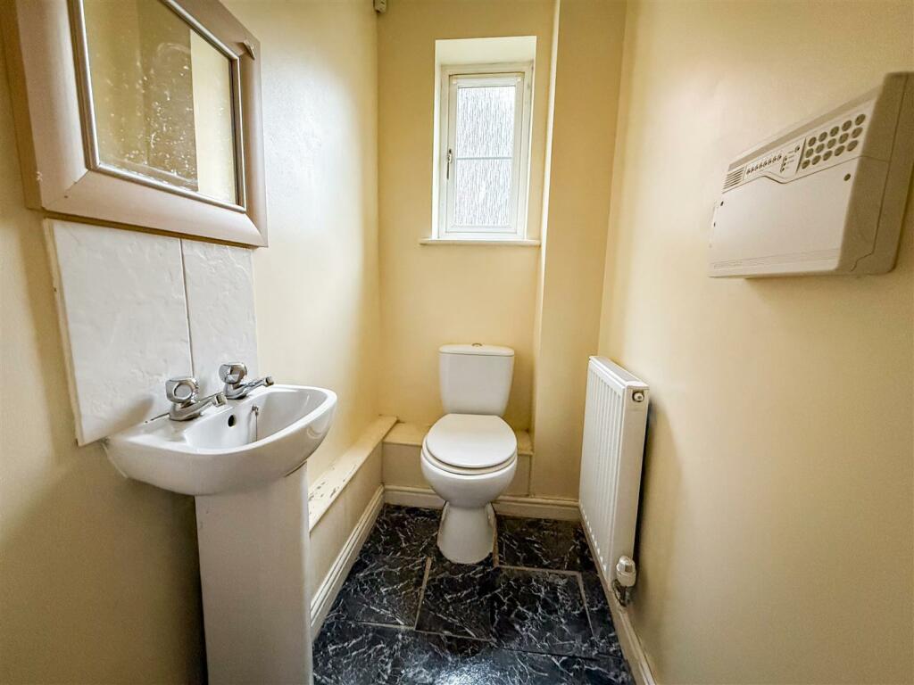 GROUND FLOOR CLOAKROOM