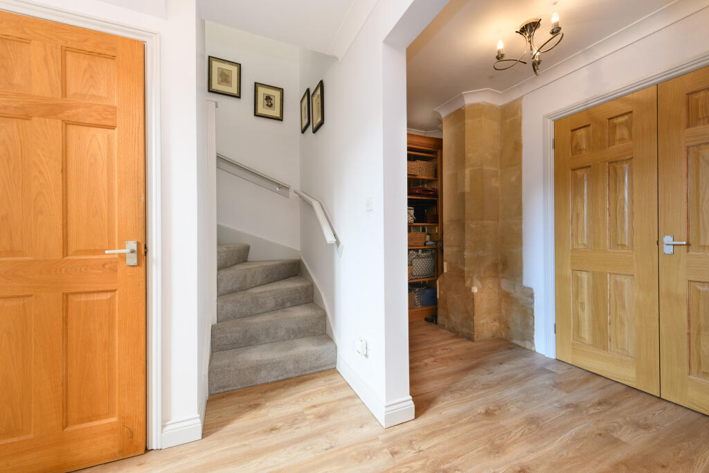 Inner hall through to lobby