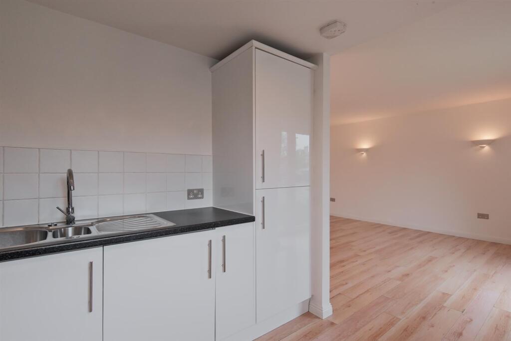 029-Flat 3, 41A, Station Road, Carluke, ML8 5AD.jp