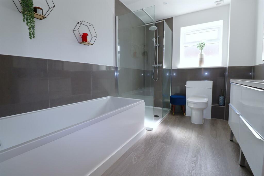 Bathroom (2).JPG