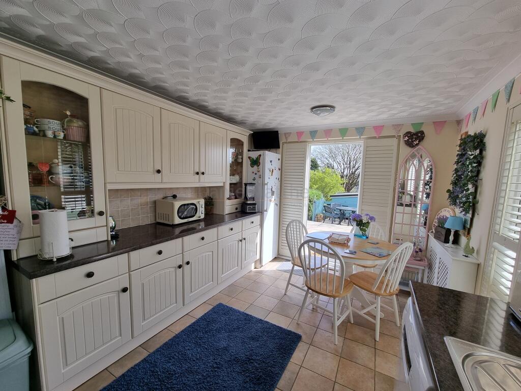 Kitchen/ Breakfast Room
