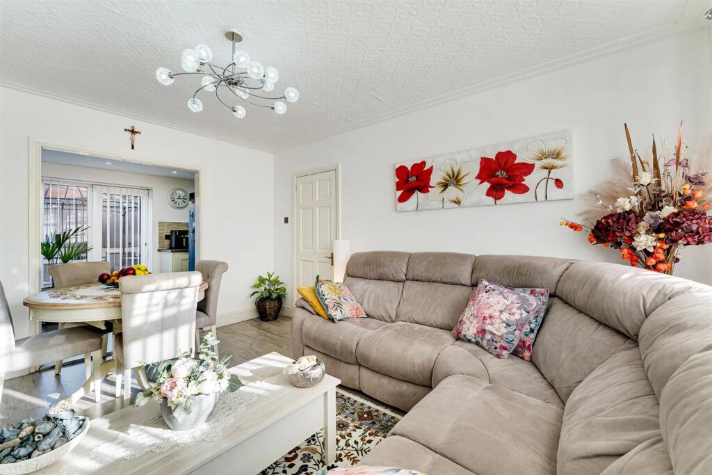 65 Hathersage Road lounge 2.jpg