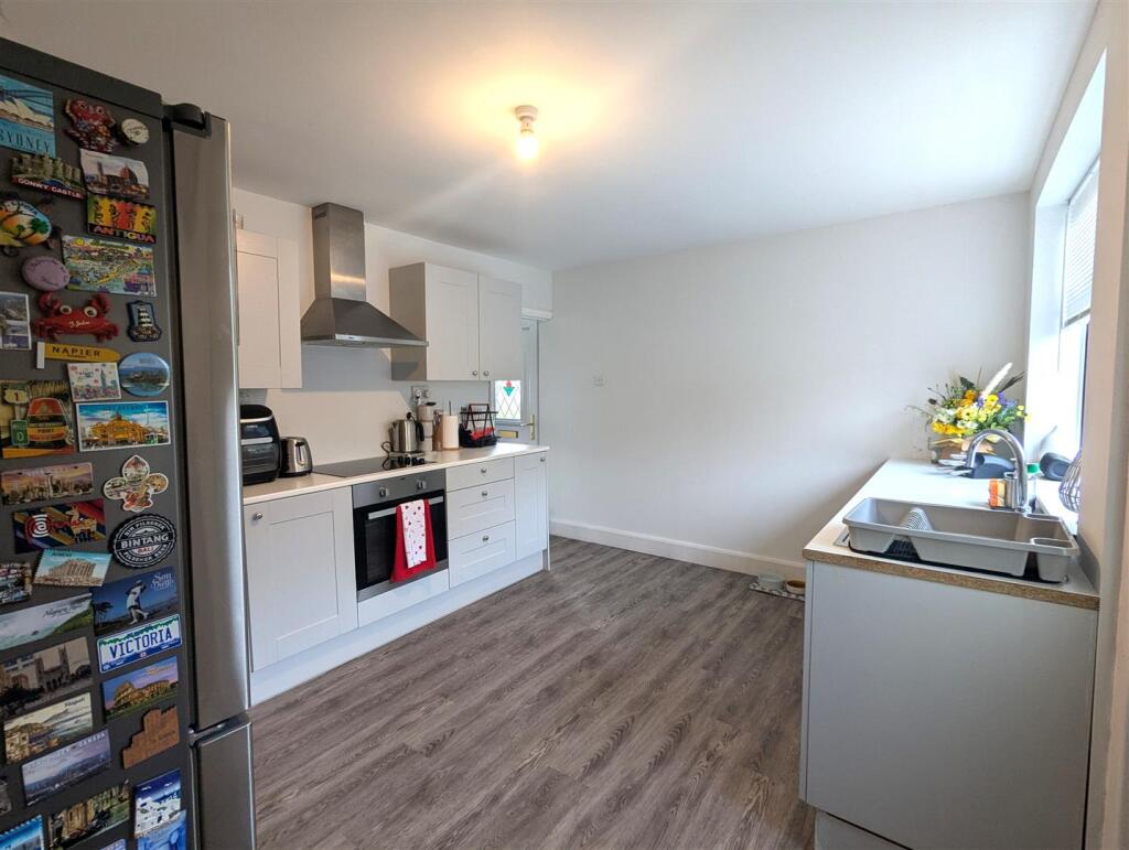 Kitchen 2.jpg