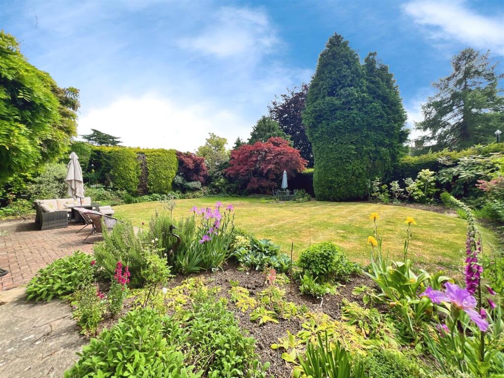 970a7927-rear 20garden.jpg