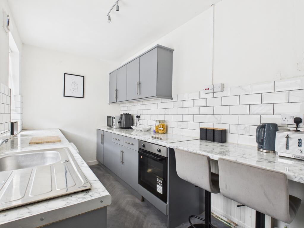 CAM03729G0-PR0076-STILL006