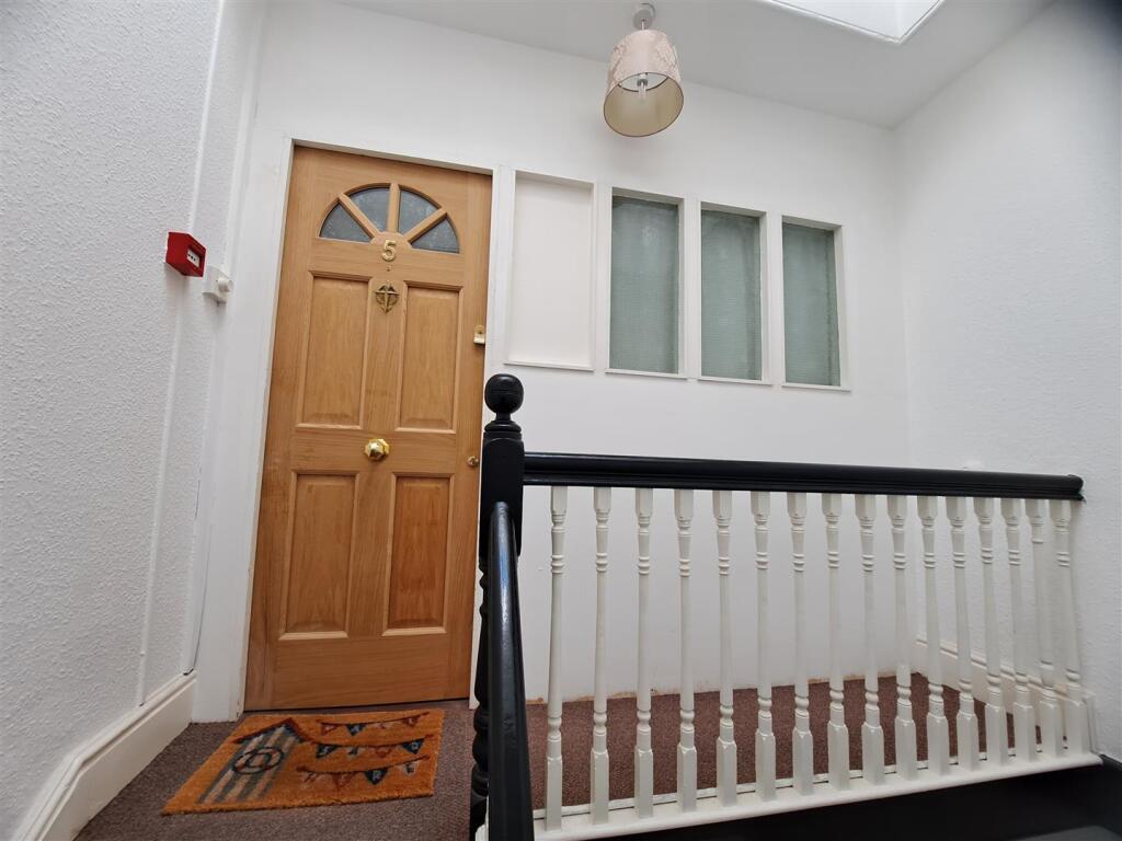 Flat 5 - Communal - Approach.jpg