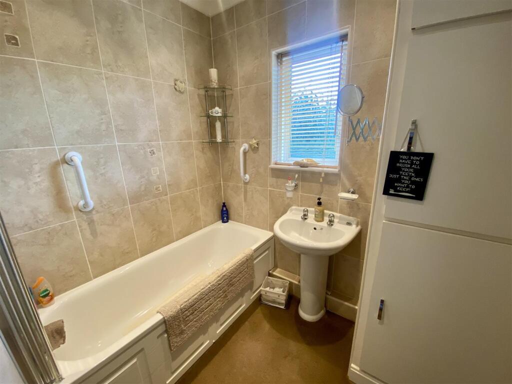 Bramleys Estate Agents - Glebe Gate - Thornhill (2