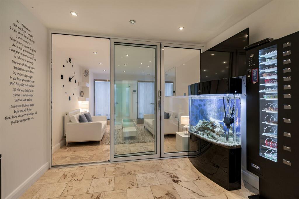 8526847-interior45.jpg