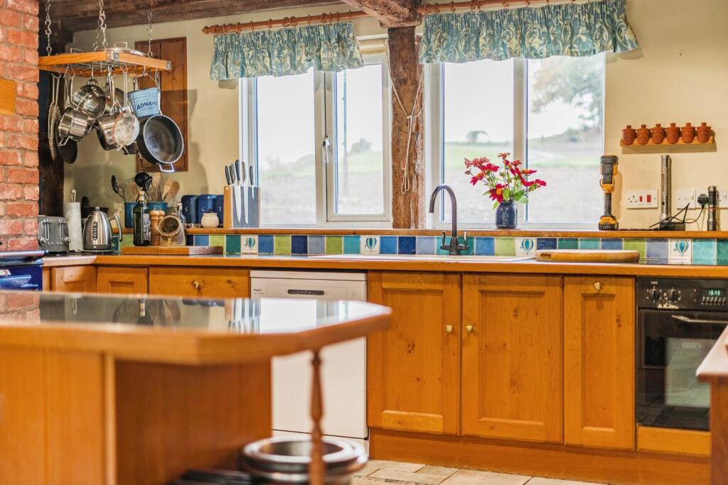 Kitchen breakfast bar.jpg