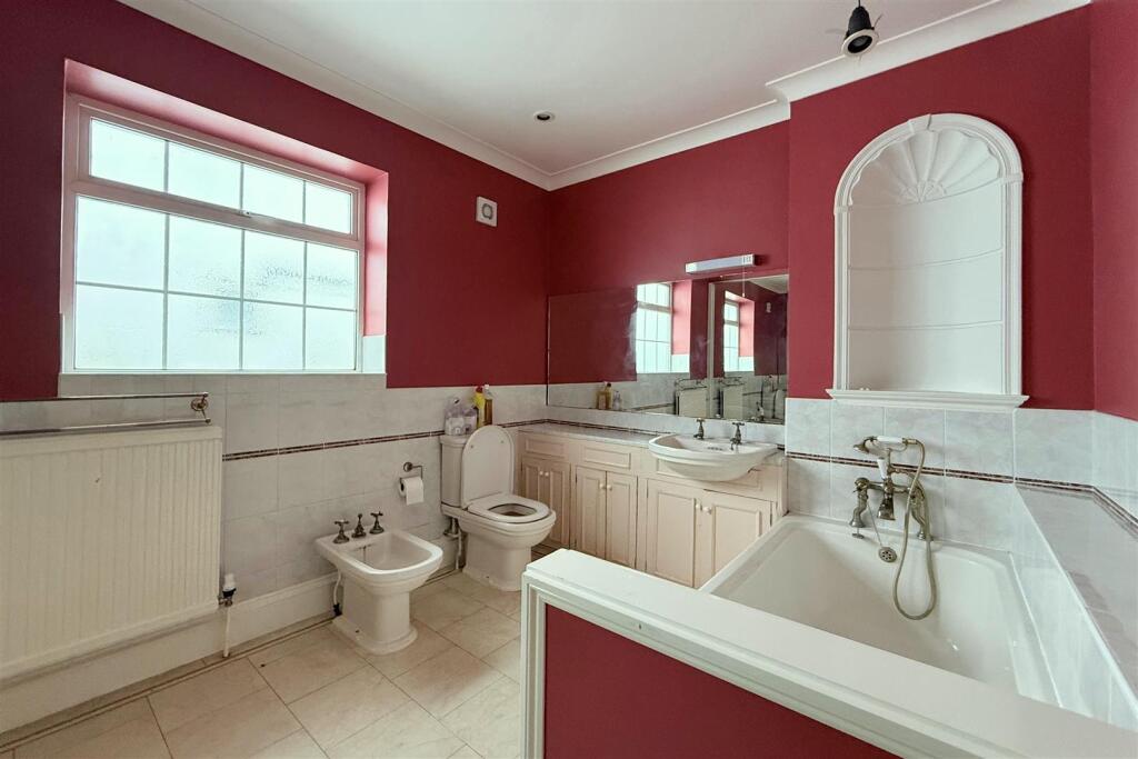 StMalo - bathroom.jpg