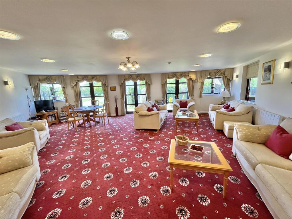 Main Reception &amp; Residents Lounge