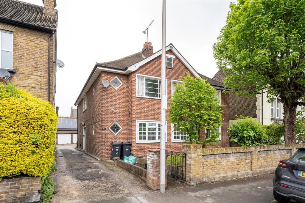 Chelmsford Road, E18