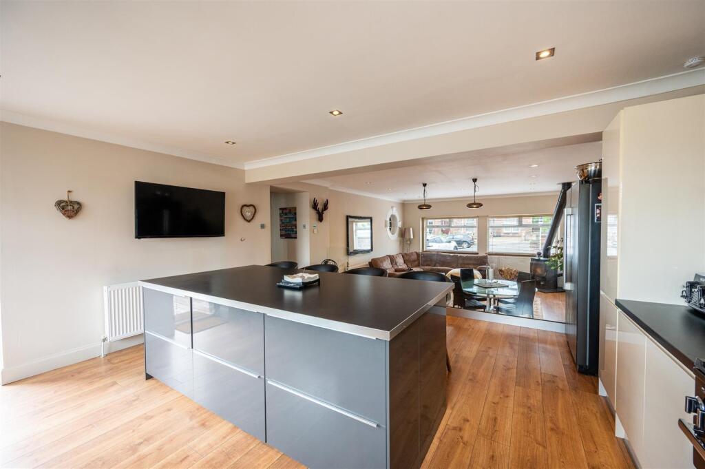 Kitchen (1).jpg