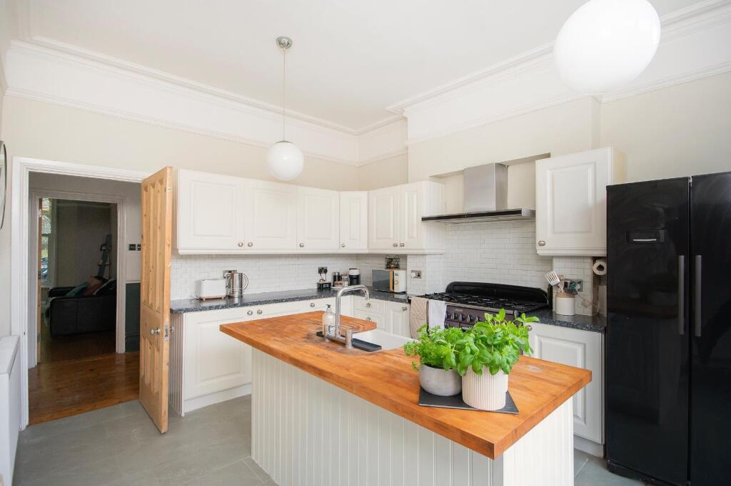 0C8RKE - Kitchen C.jpg