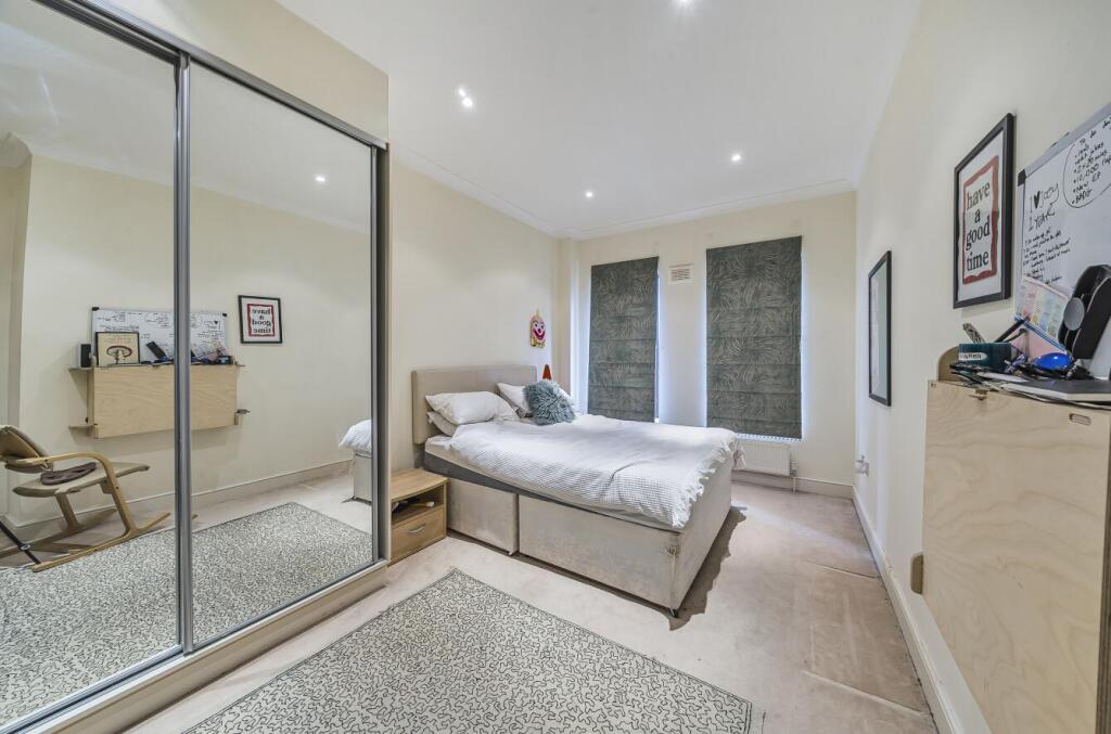 Davidson Frost-Wellings, DFW, Kingsgate House, Bed