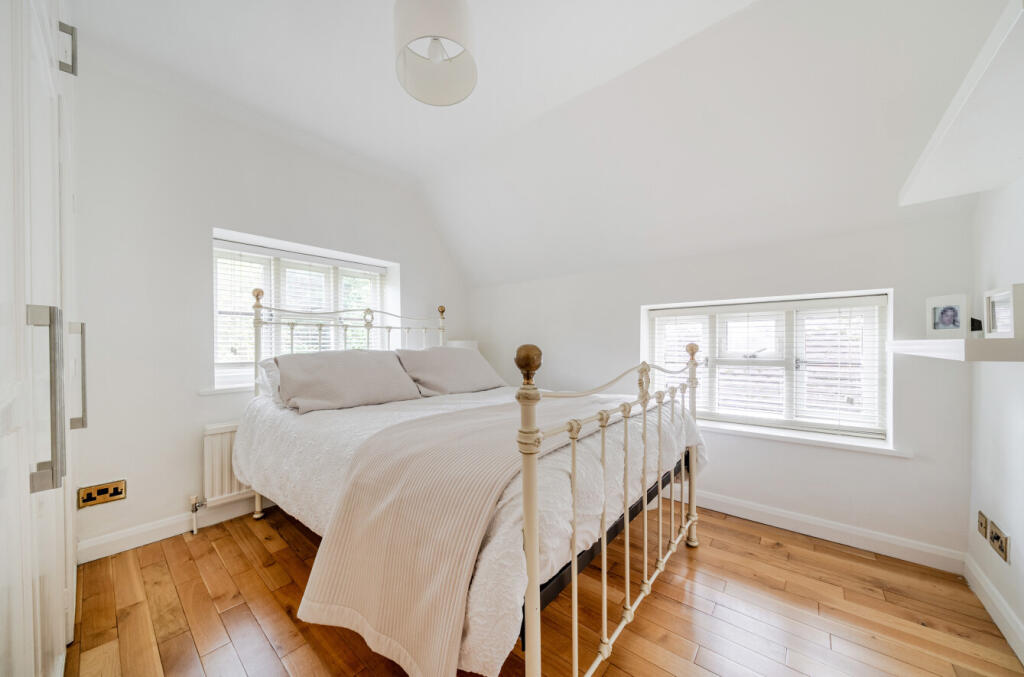 1372470-11-6900df...