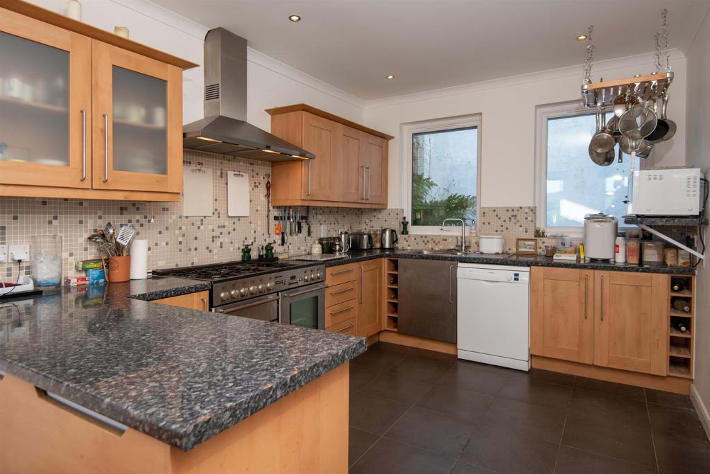 Kitchen area.jpg