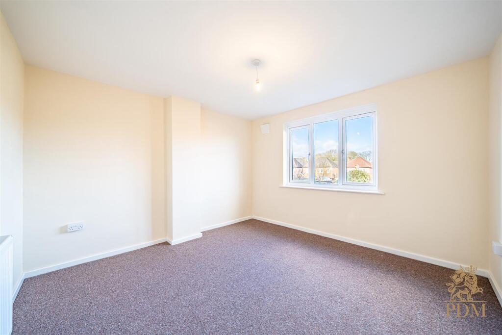 40 Russell Drive Wollaton Nottingham NG8 2BH