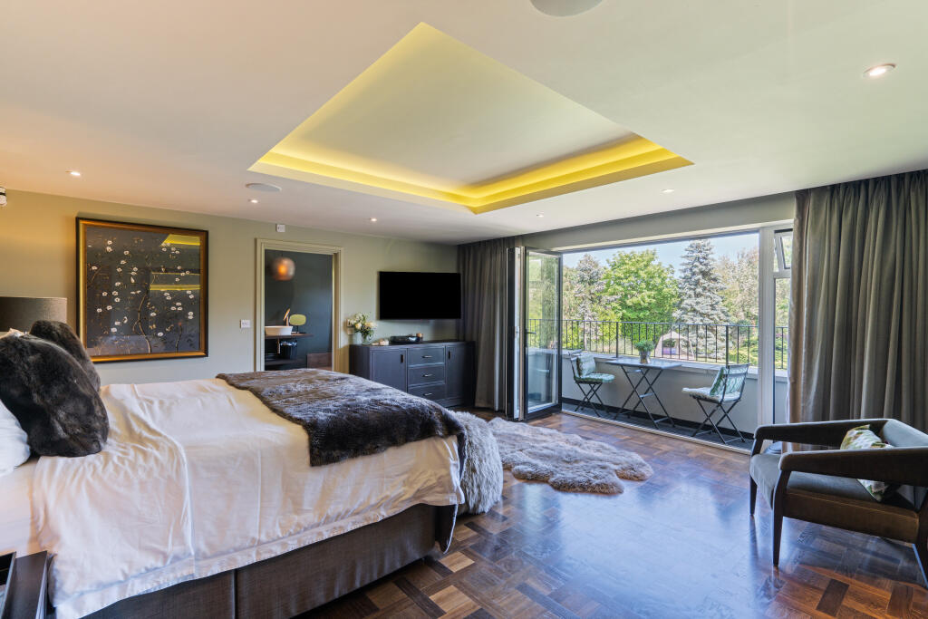 Huge Primary Bedroom Suite with Walk in Wardrobe Room