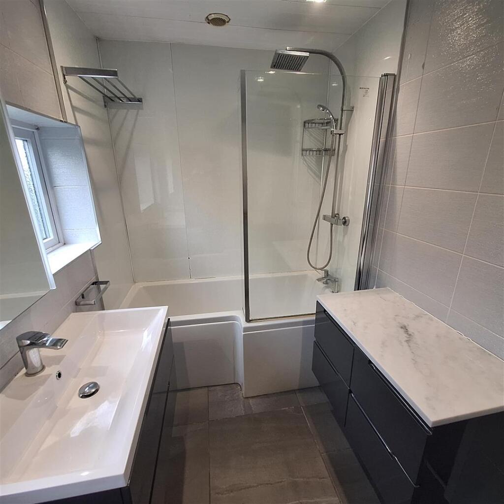Bathroom (2).jpg