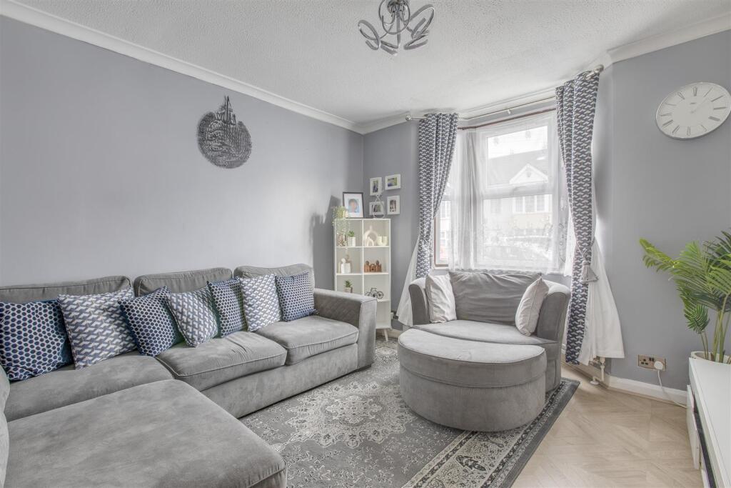 LOUNGE WITH BAY WINDOW