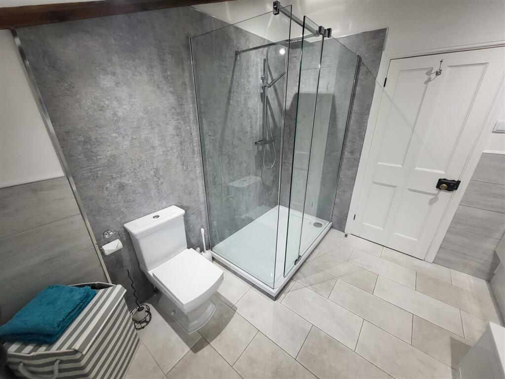 Bath/shower room